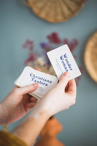Cartes de femmes de l'histoire dans le jeu de société féministe Bad Bitches Only